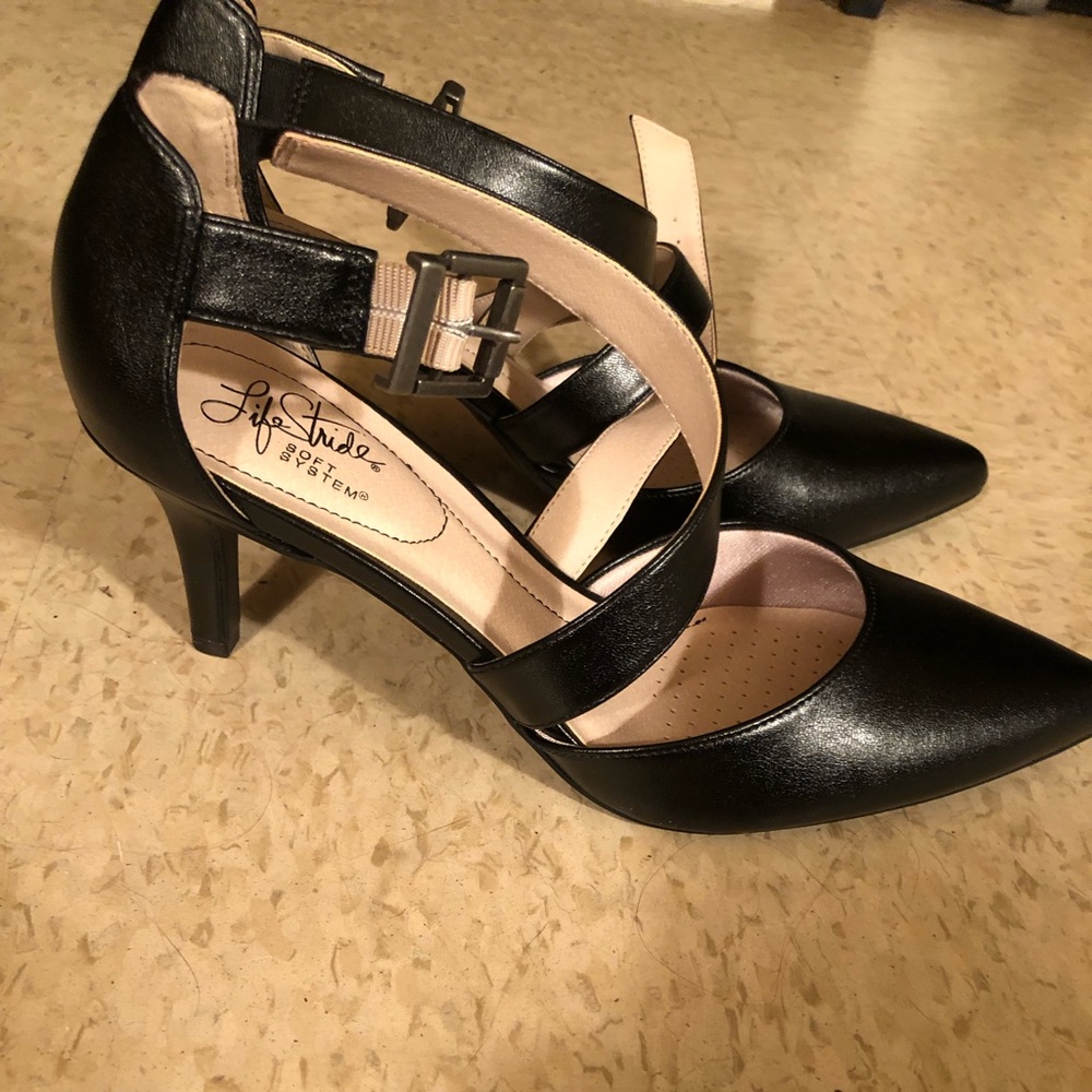 Extremely Gorgeous Double Strapped Black Pumps! Very comfortable